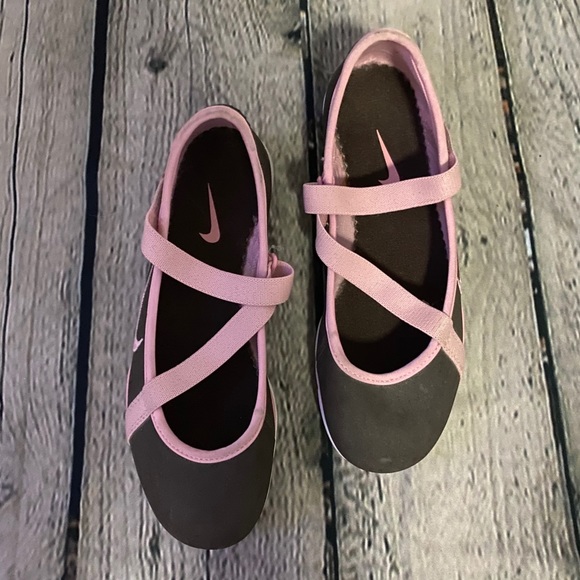 Nike Brown/ Pink Mary Janes Size 4 - Picture 2 of 6